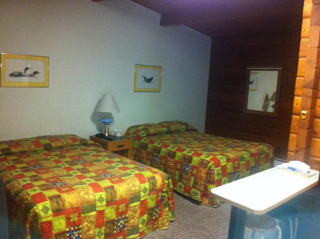 Raccoon Lodge Motel Sylvan Lake Szoba fotó