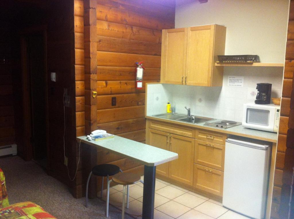 Raccoon Lodge Motel Sylvan Lake Szoba fotó