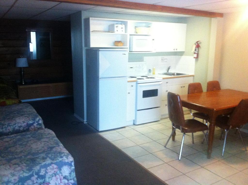 Raccoon Lodge Motel Sylvan Lake Szoba fotó