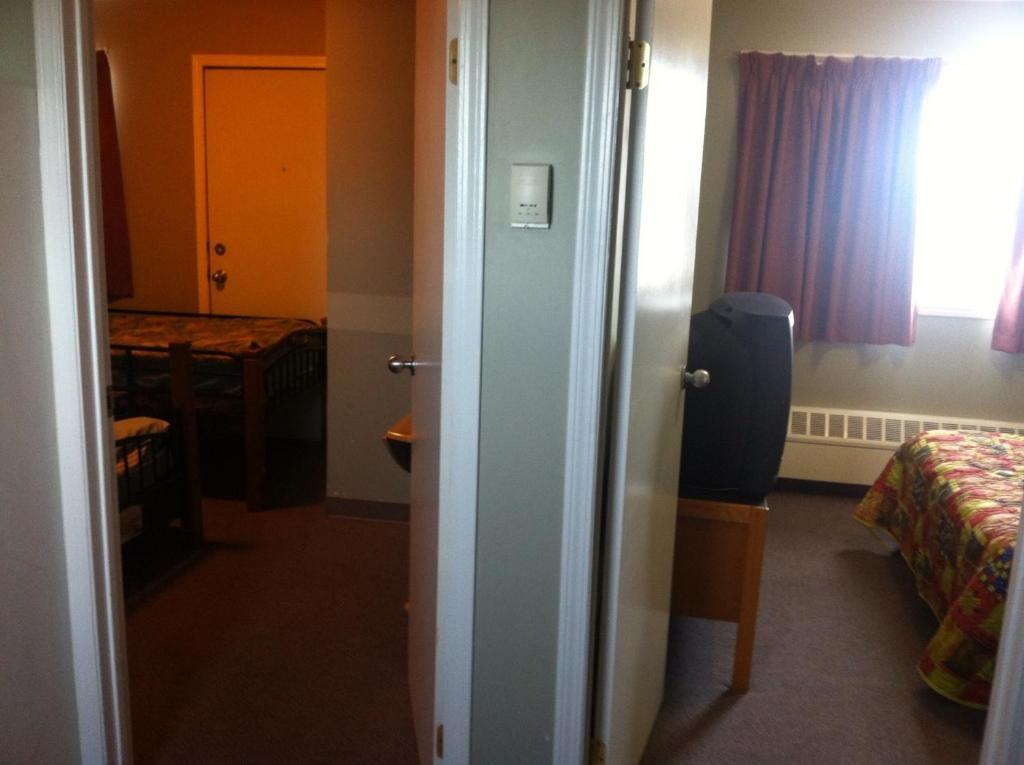 Raccoon Lodge Motel Sylvan Lake Szoba fotó